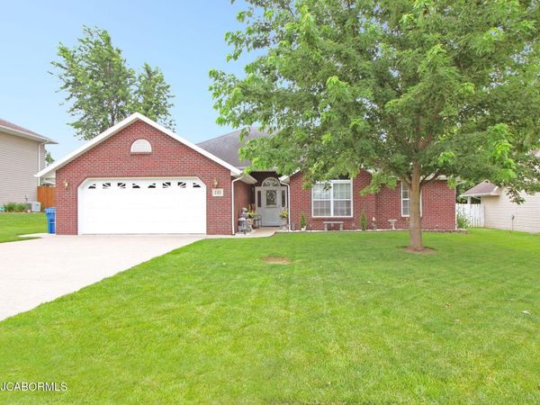 135 SPRING AVENUE, Holts Summit, MO 65043