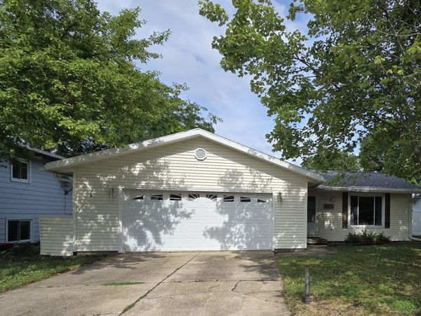 2016 Juniper Lane , Bloomington, IL 61701