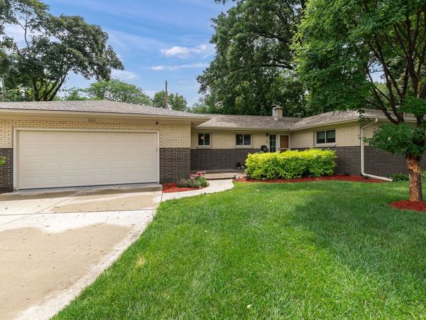 2221 3rd St B Street , East Moline, IL 61244