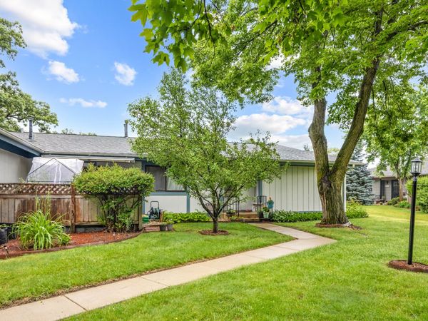 907 Royal Drive, Unit 3b, McHenry, IL 60050