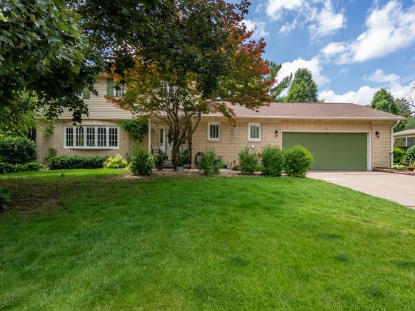 3726 Ridgewood Drive , Davenport, IA 52807
