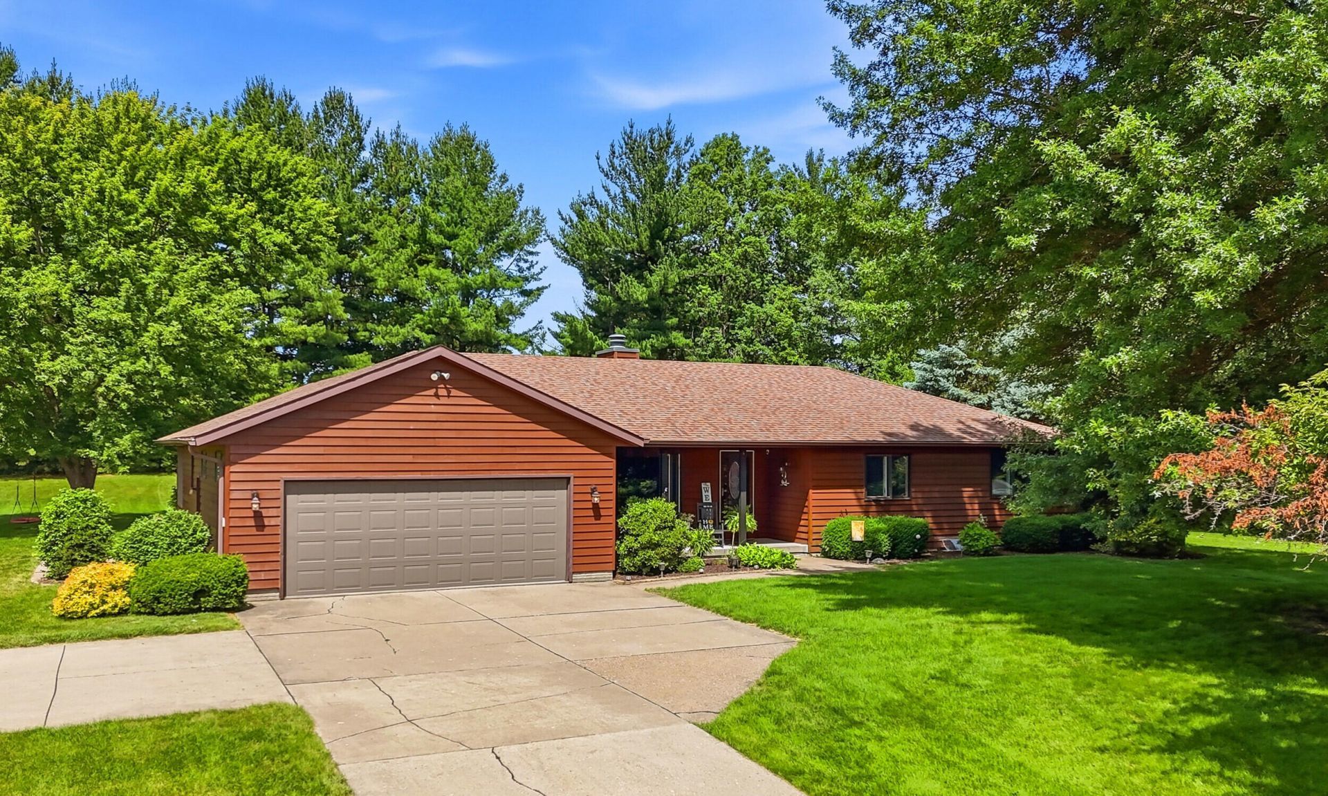 2674 Leah Dr, Muscatine, IA 52761 Main Photo