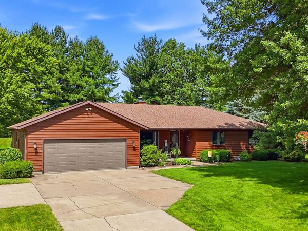 2674 LEAH DR, Muscatine, IA 52761