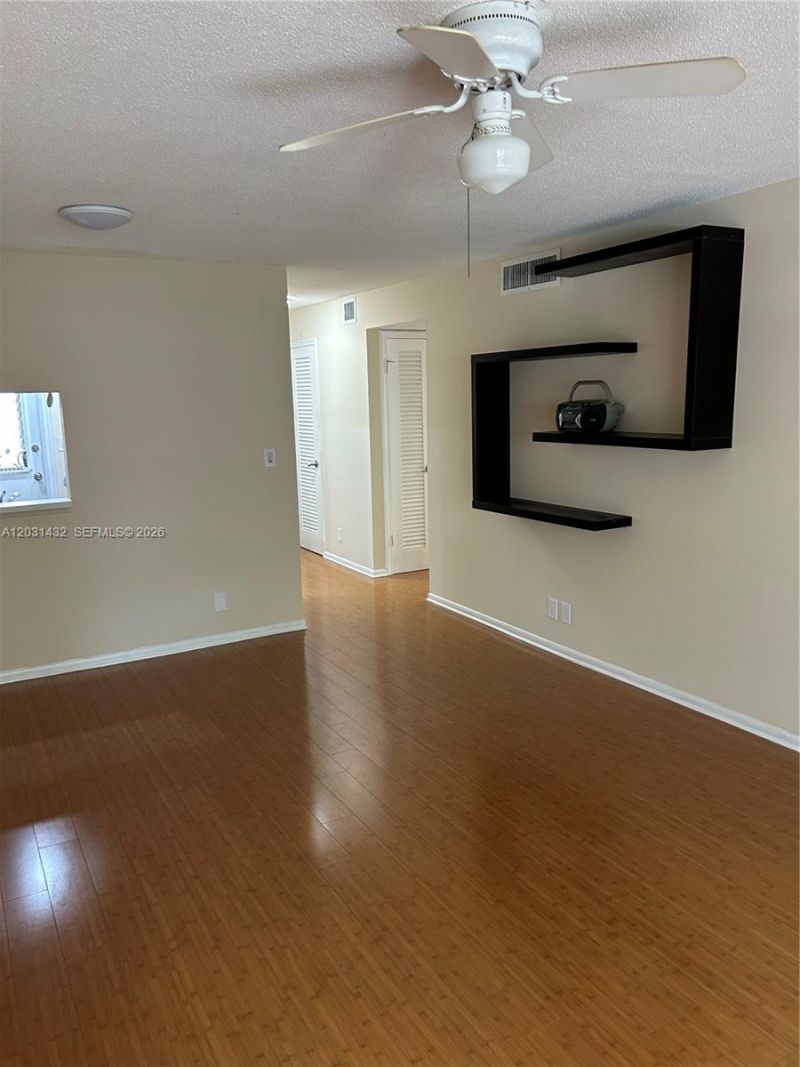 218 NE 12th Ave, Unit 203, Hallandale Beach, FL 33009 Photo