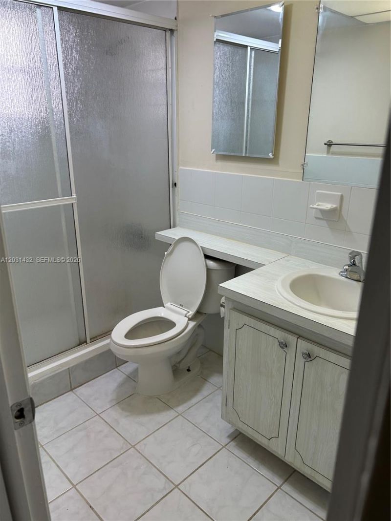 218 NE 12th Ave, Unit 203, Hallandale Beach, FL 33009 Photo