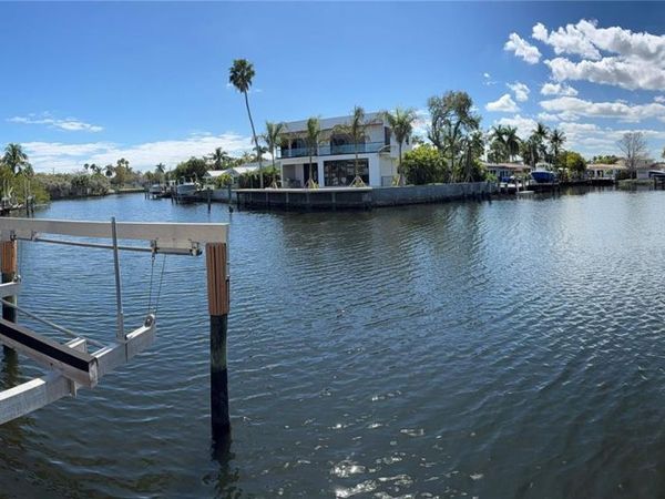 2100 NE 24th St, Wilton Manors, FL 33305