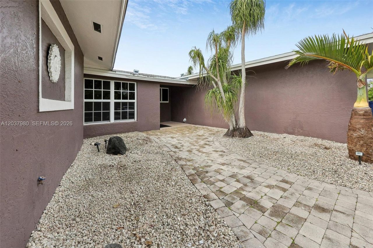 2100 NE 24th St, Wilton Manors, FL 33305 Photo