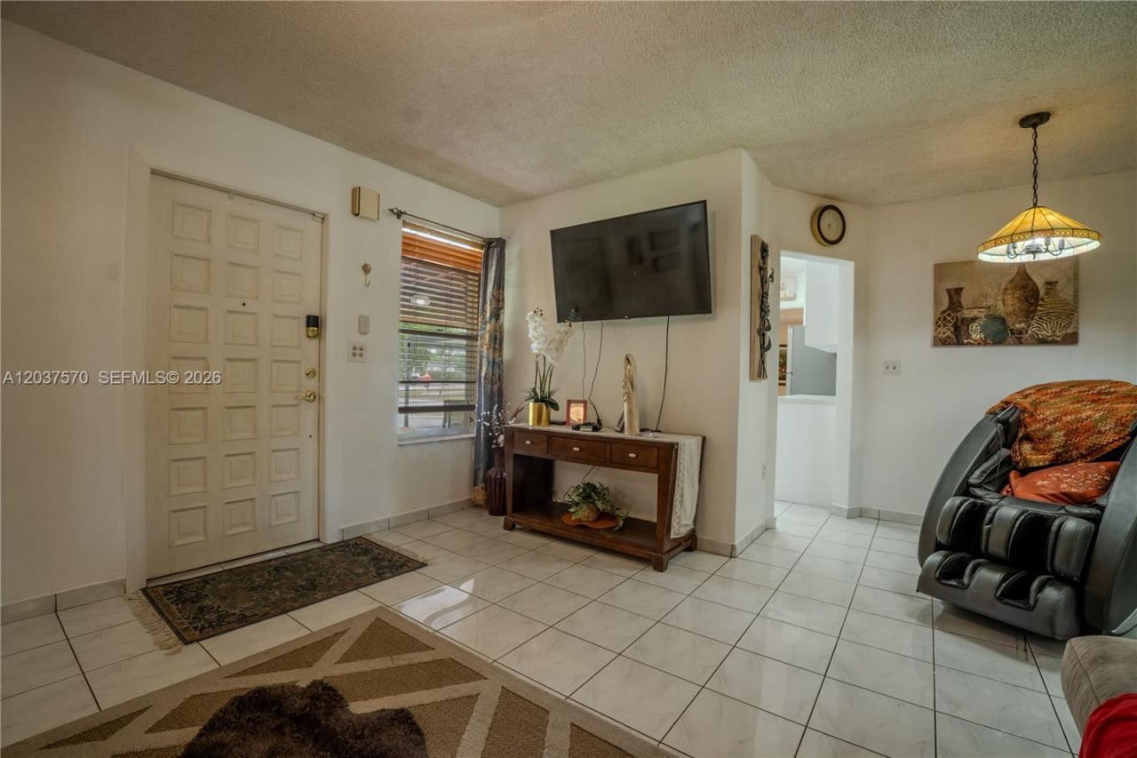 7899 NW 174th Ter, Hialeah, FL 33015 Photo