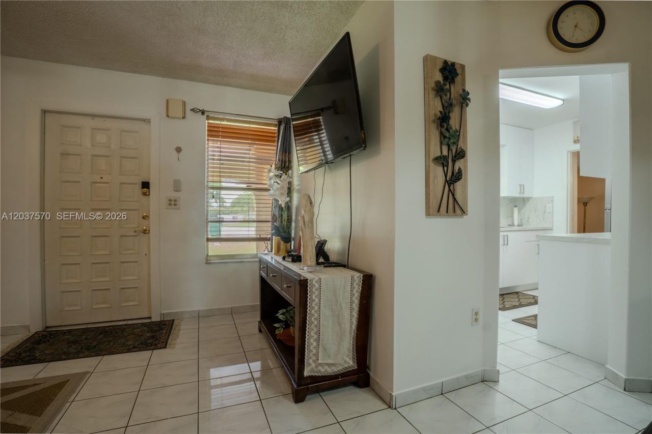7899 NW 174th Ter, Hialeah, FL 33015 Photo