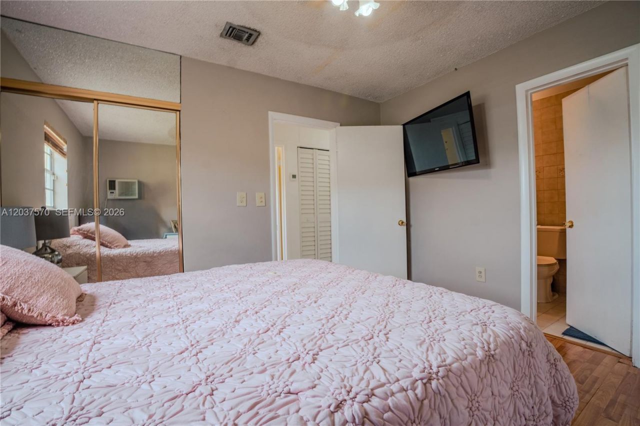 7899 NW 174th Ter, Hialeah, FL 33015 Photo