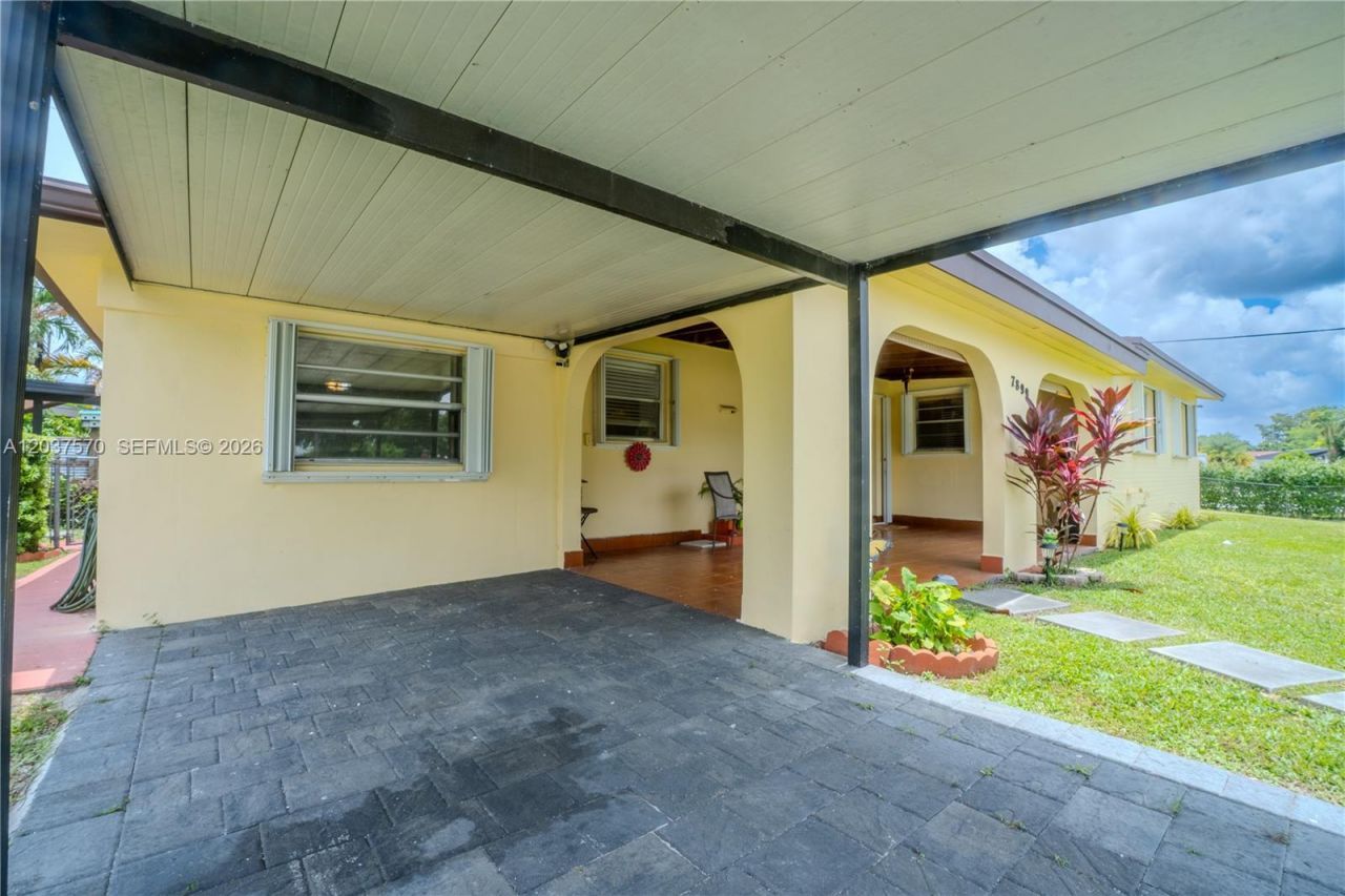 7899 NW 174th Ter, Hialeah, FL 33015 Photo