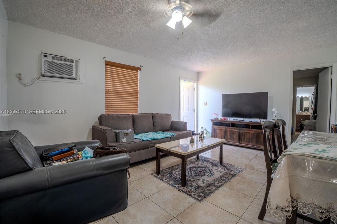 7899 NW 174th Ter, Hialeah, FL 33015 Photo