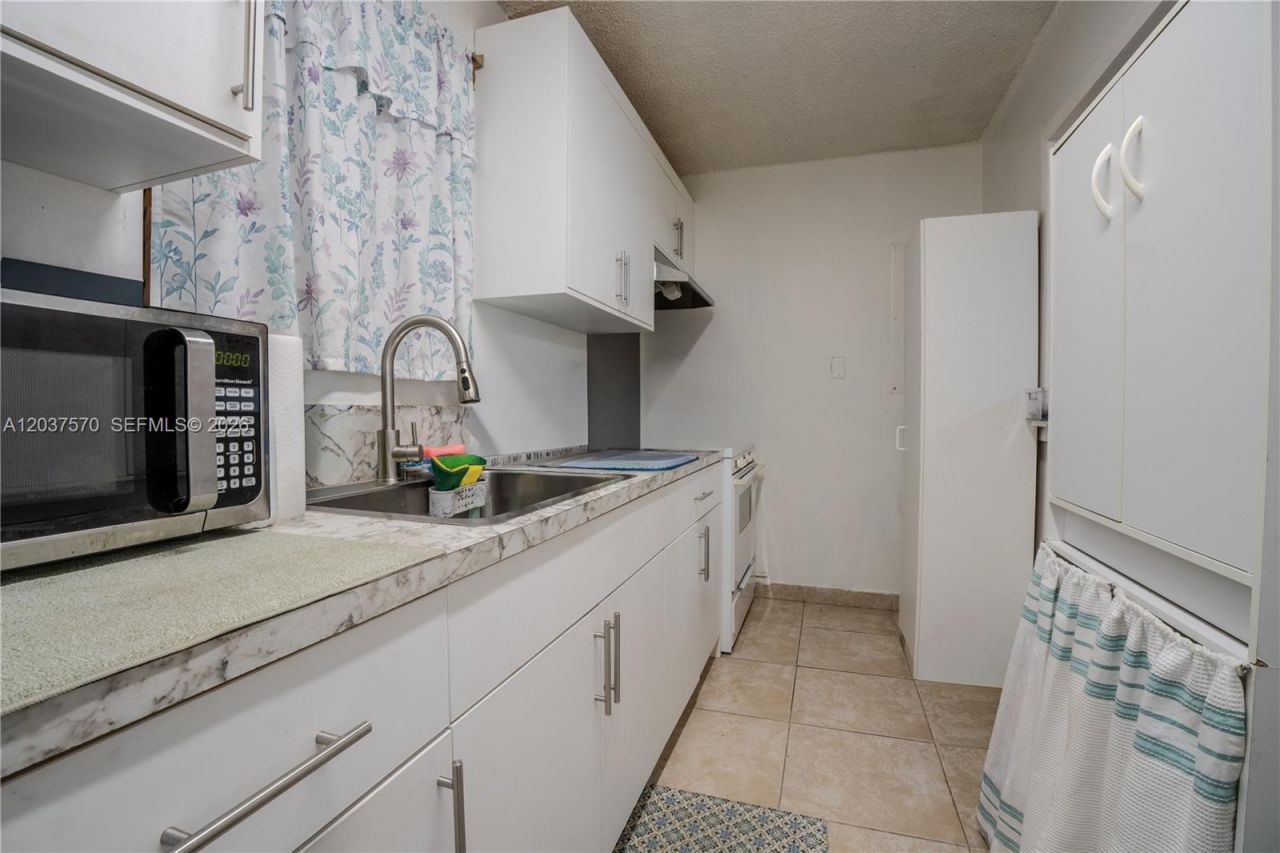 7899 NW 174th Ter, Hialeah, FL 33015 Photo