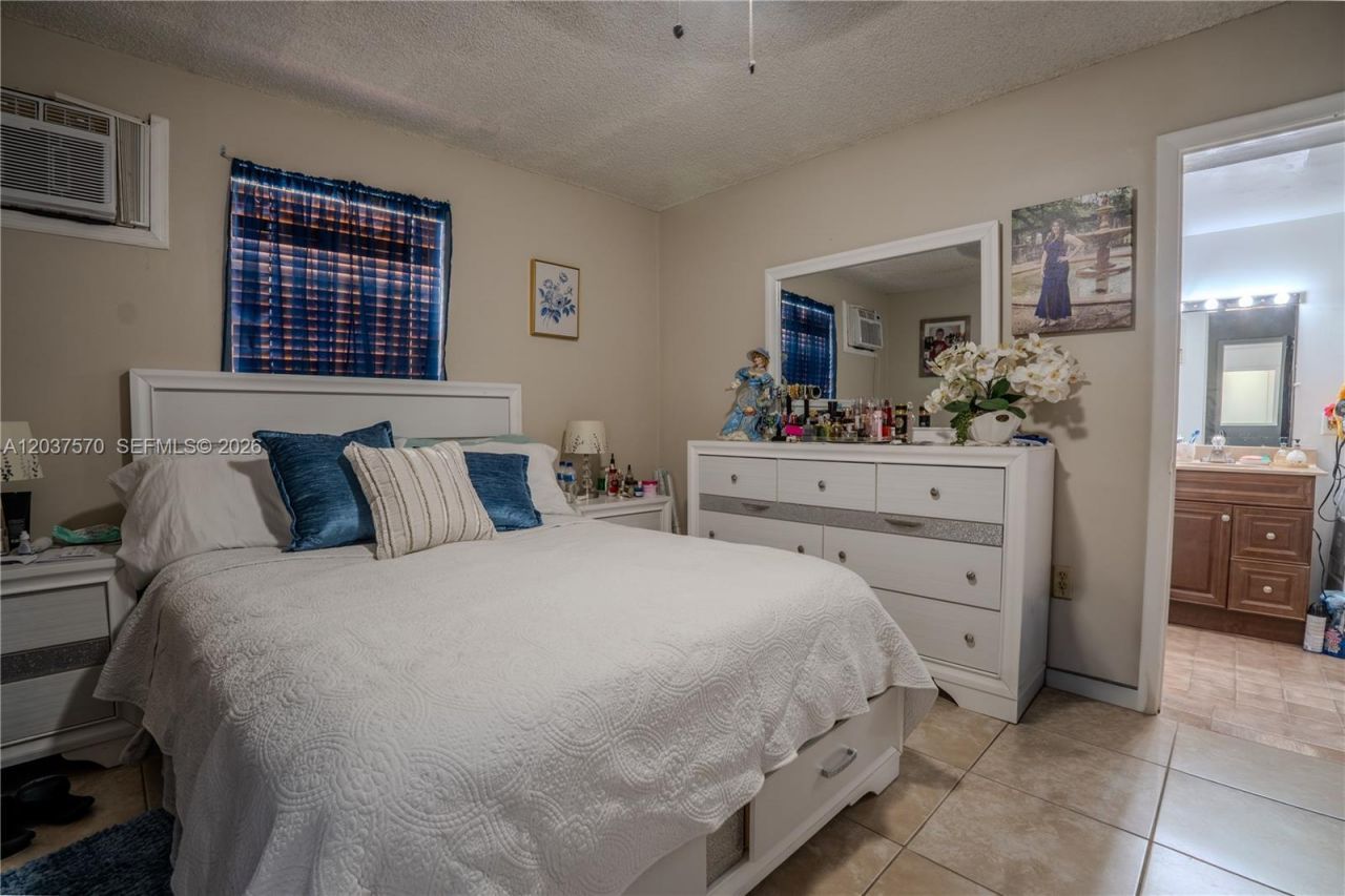 7899 NW 174th Ter, Hialeah, FL 33015 Photo