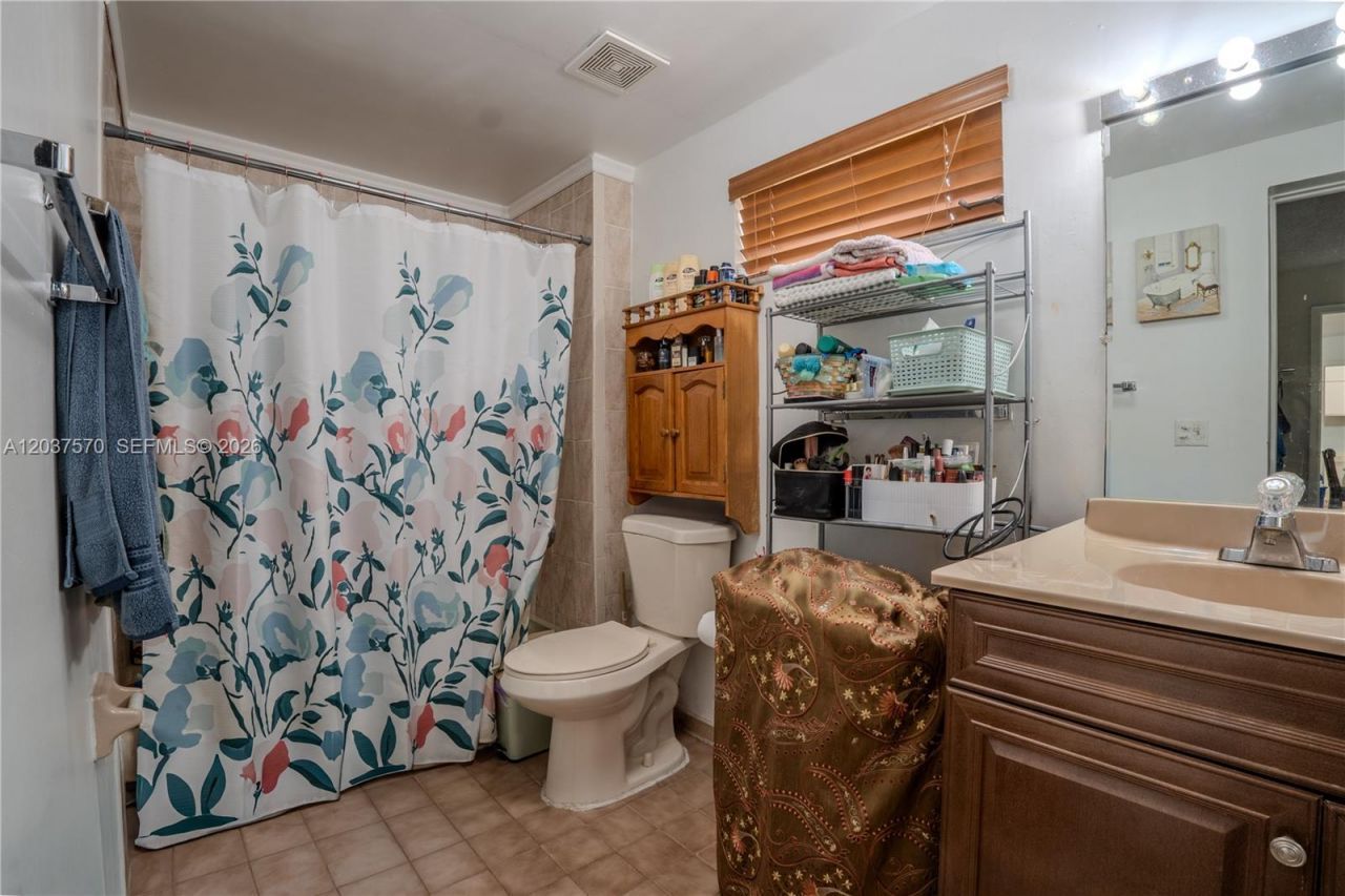 7899 NW 174th Ter, Hialeah, FL 33015 Photo