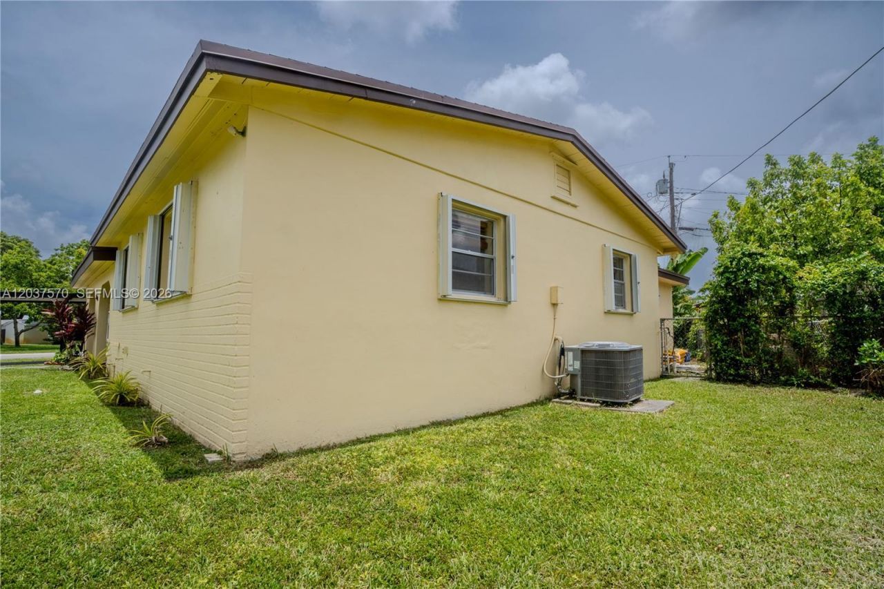 7899 NW 174th Ter, Hialeah, FL 33015 Photo