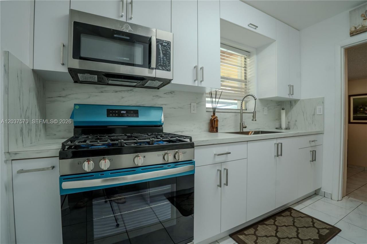 7899 NW 174th Ter, Hialeah, FL 33015 Photo