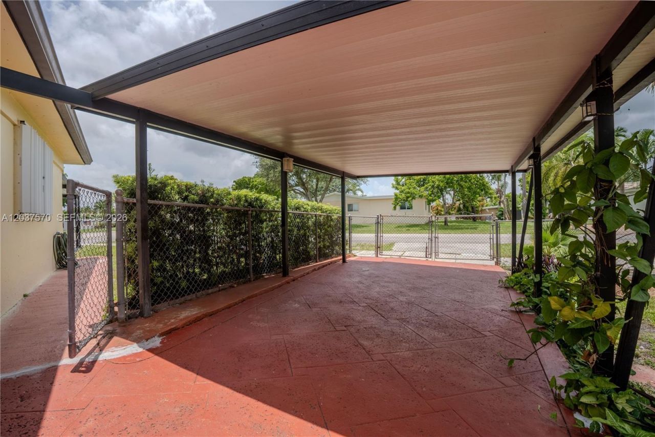 7899 NW 174th Ter, Hialeah, FL 33015 Photo