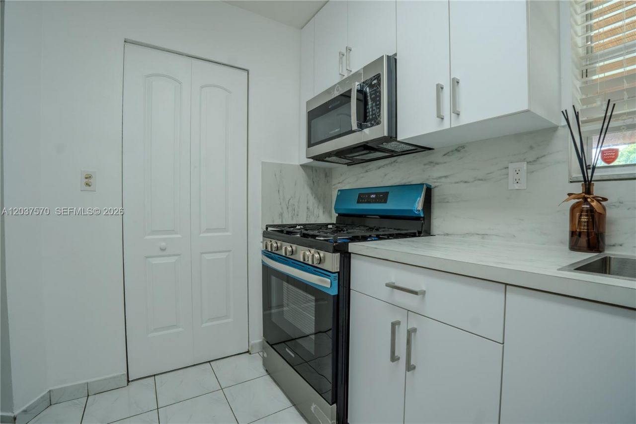7899 NW 174th Ter, Hialeah, FL 33015 Photo