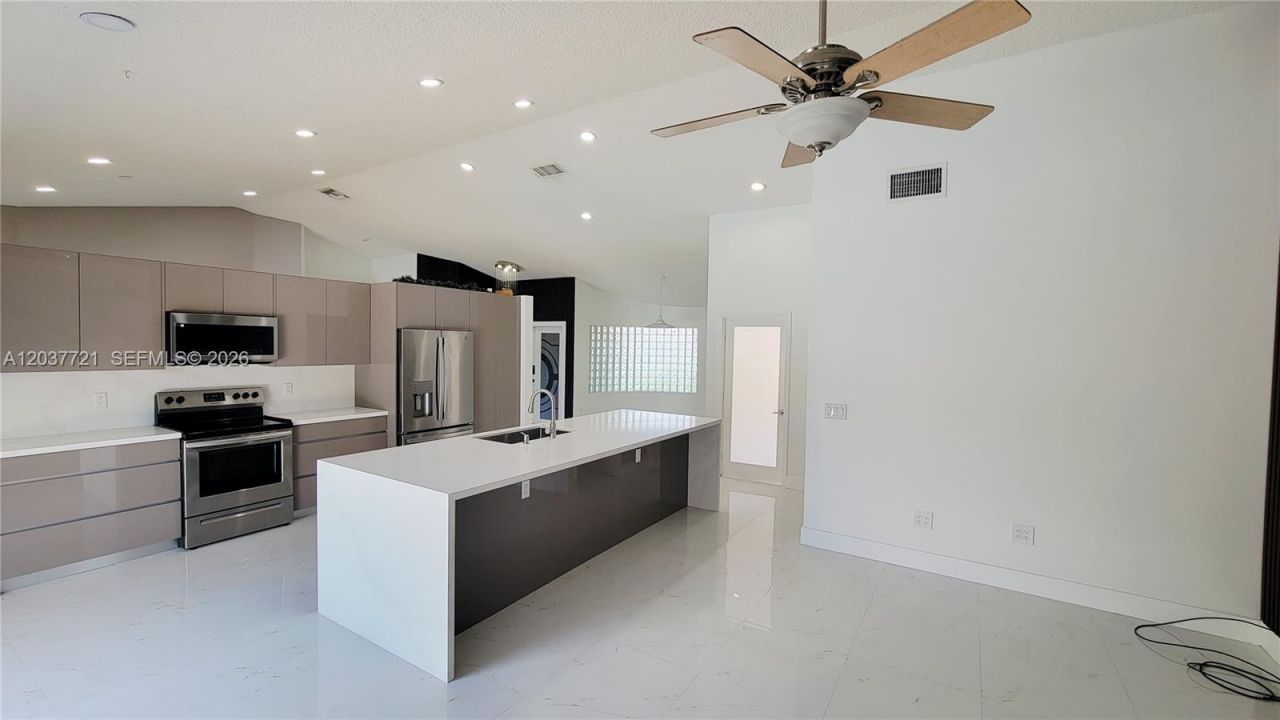 1421 SW 104th Ave, Pembroke Pines, FL 33025 Photo