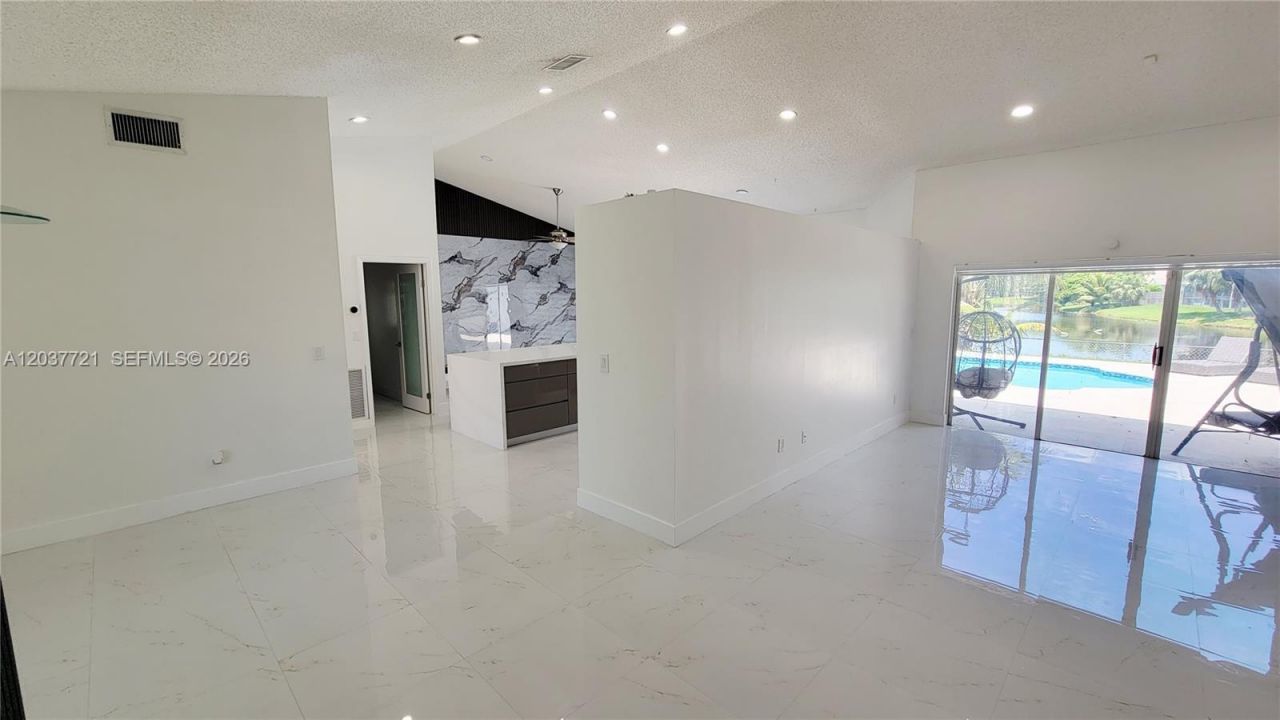 1421 SW 104th Ave, Pembroke Pines, FL 33025 Photo