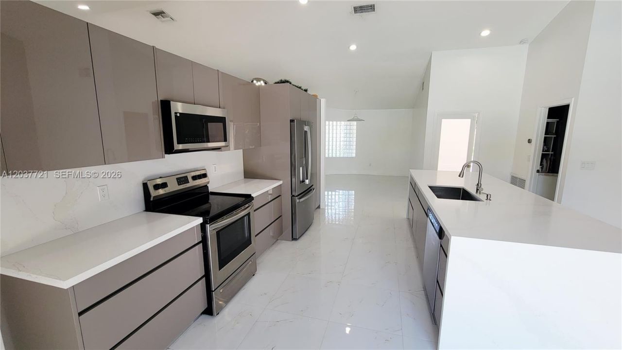 1421 SW 104th Ave, Pembroke Pines, FL 33025 Photo