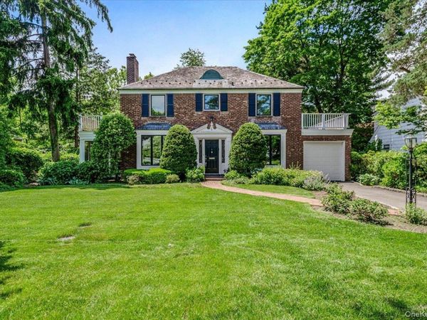 8 Parkside Drive , Great Neck, NY 11021