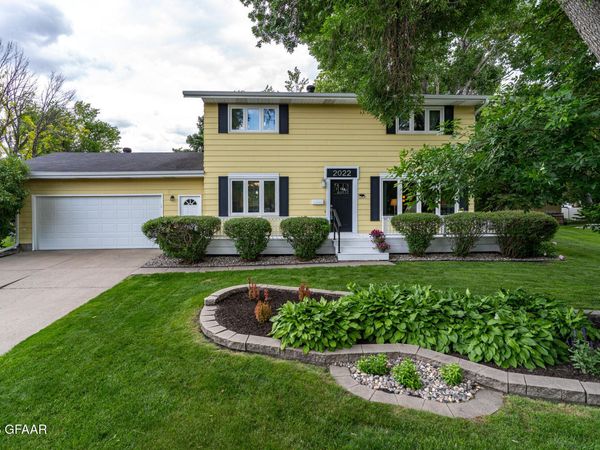 2022 WINTERGREEN Court , Grand Forks, ND 58201
