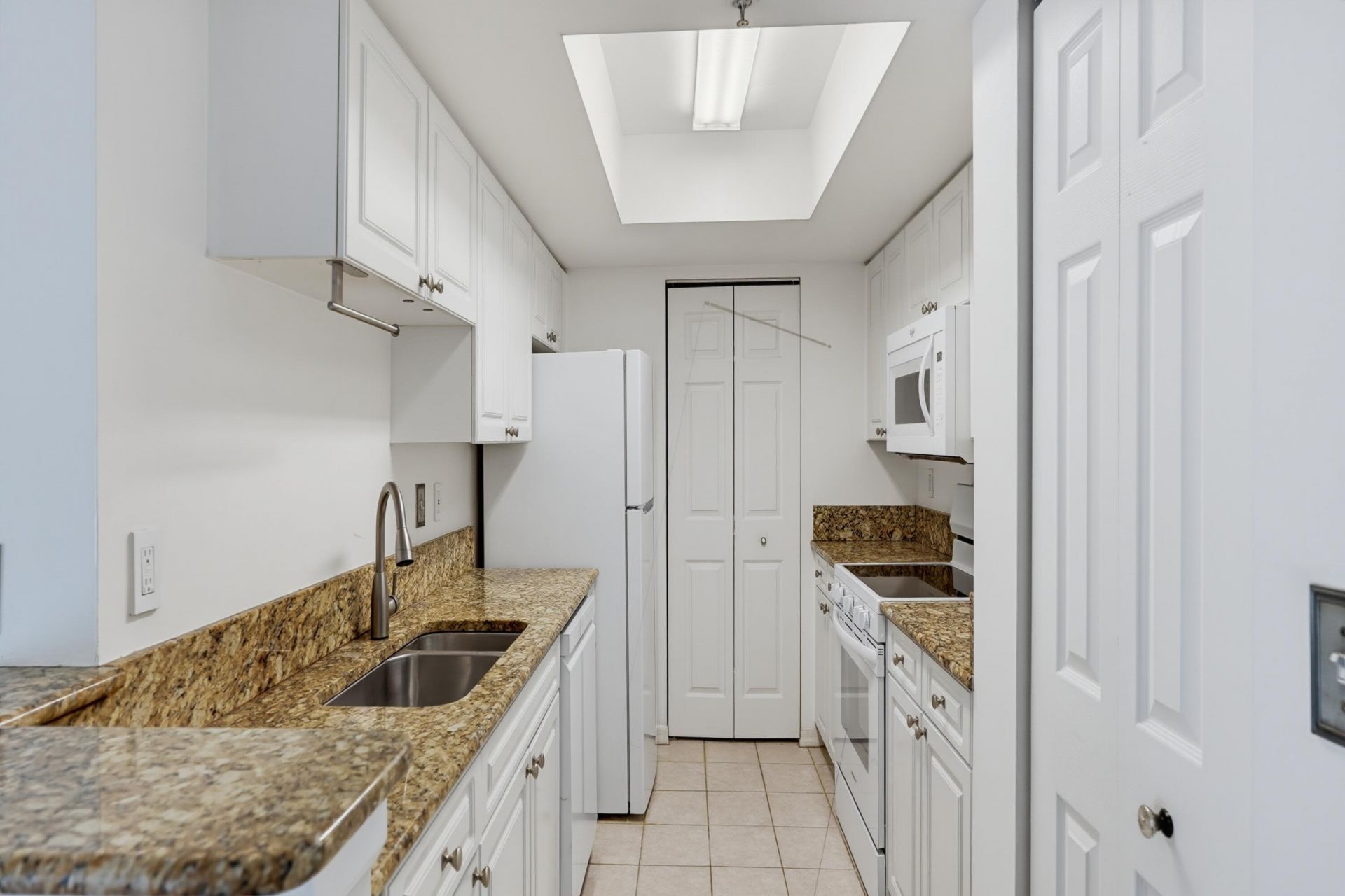 400 N Crestwood Ct Court N, Unit 417, Royal Palm Beach, FL 33411 Photo