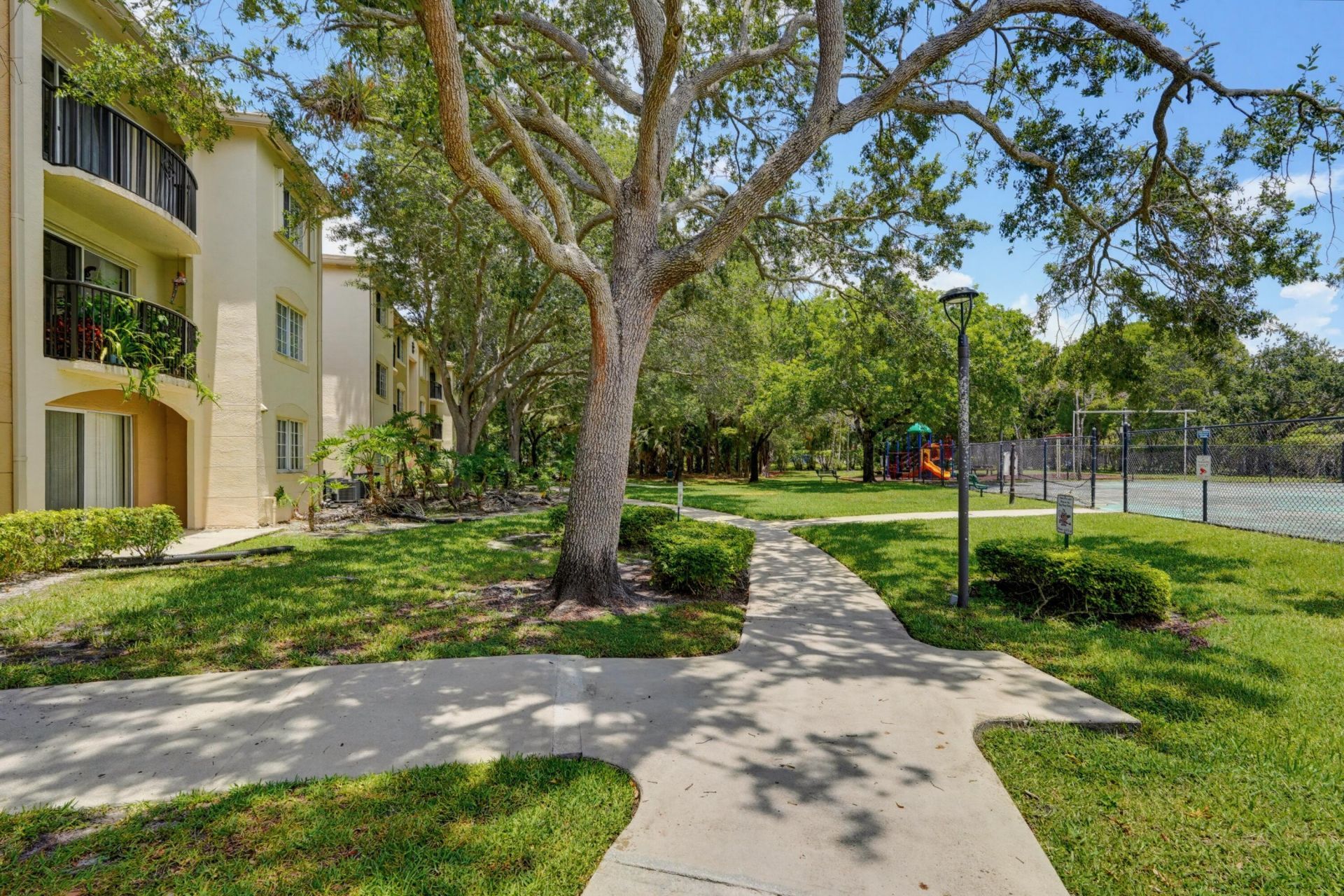400 N Crestwood Ct Court N, Unit 417, Royal Palm Beach, FL 33411 Photo