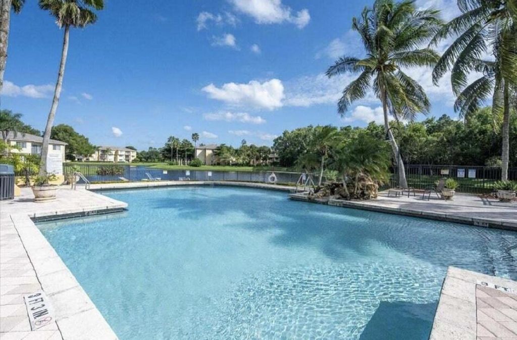 400 N Crestwood Ct Court N, Unit 417, Royal Palm Beach, FL 33411 Photo