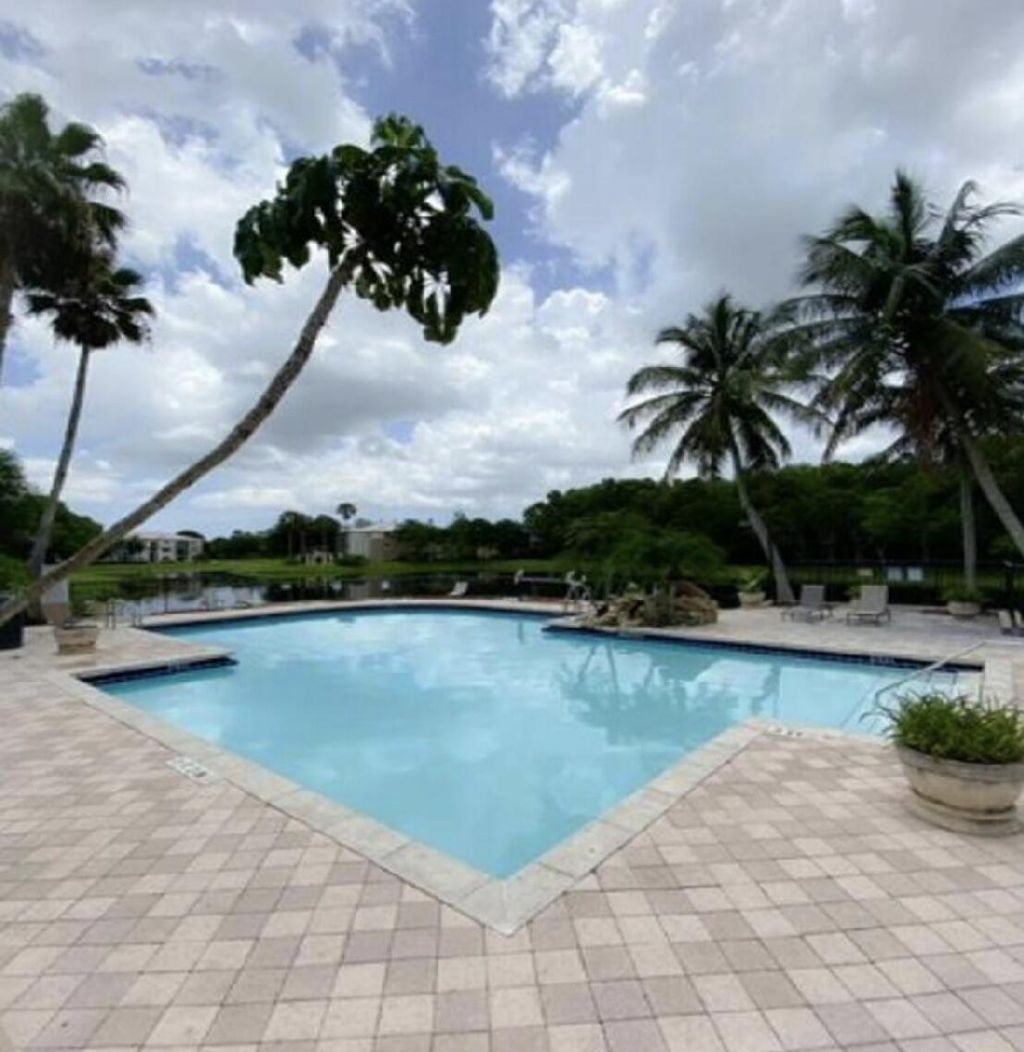 400 N Crestwood Ct Court N, Unit 417, Royal Palm Beach, FL 33411 Photo