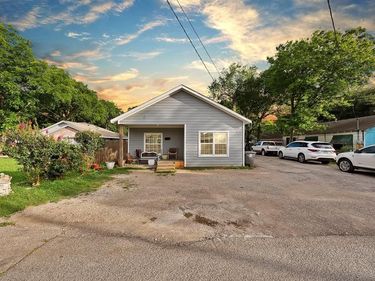 230 W Jerden Lane , Dallas, TX 75208