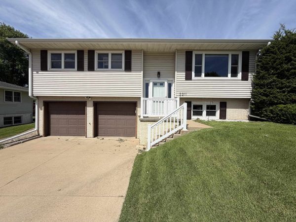 2211 Del Monaco Drive, Dubuque, IA 52002