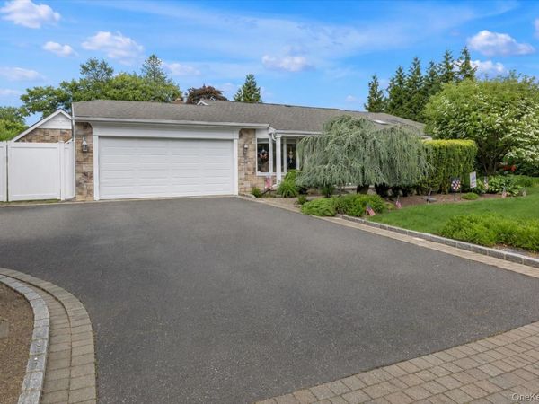 10 Elf Court , Bohemia, NY 11716