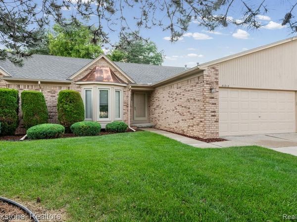41213 Whispering Oaks Drive , Clinton Twp, MI 48038