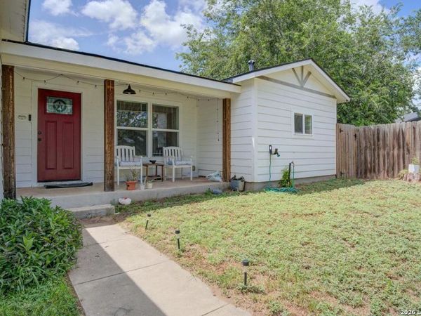 303 LEE DR, Devine, TX 78016
