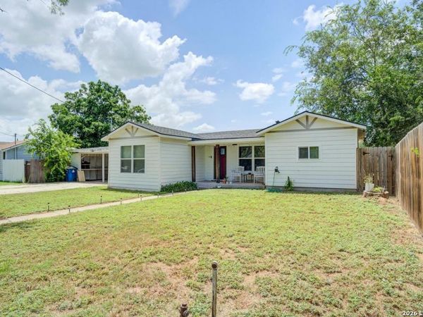 303 LEE DR, Devine, TX 78016