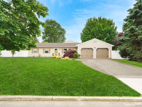 2 Michael Avenue , Bellport, NY 11713