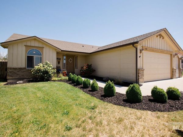 280 NE Greystone Loop, Mountain Home, ID 83647