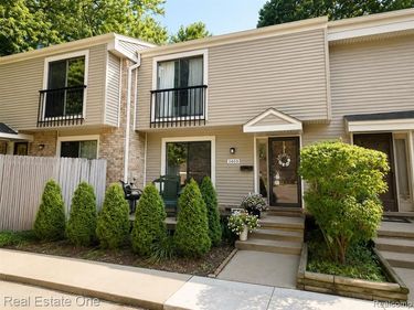 1403 Oakbrook E, Rochester Hills, MI 48307
