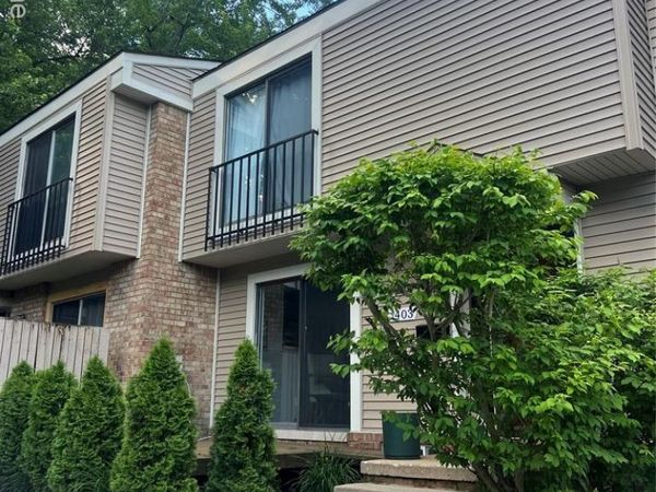 1403 Oakbrook E, Rochester Hills, MI 48307