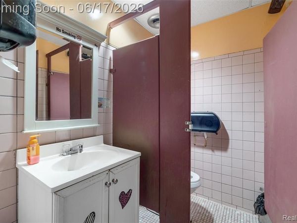 844 E 10 Mile Road, Hazel Park, MI 48030