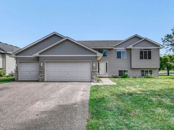 1001 Maplewood Avenue SW, Isanti, MN 55040