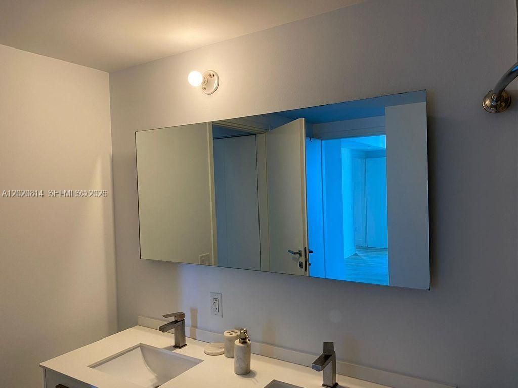 1300 Brickell Bay Dr , Unit 1805, Miami, FL 33131 Photo