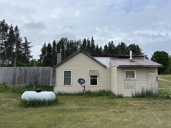 8004 N Hiawatha TRL, Naubinway, MI 49762