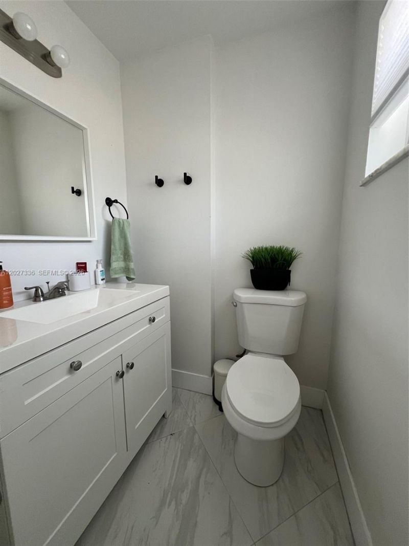 1000 NE 14th Ave, Unit 408, Hallandale Beach, FL 33009 Photo