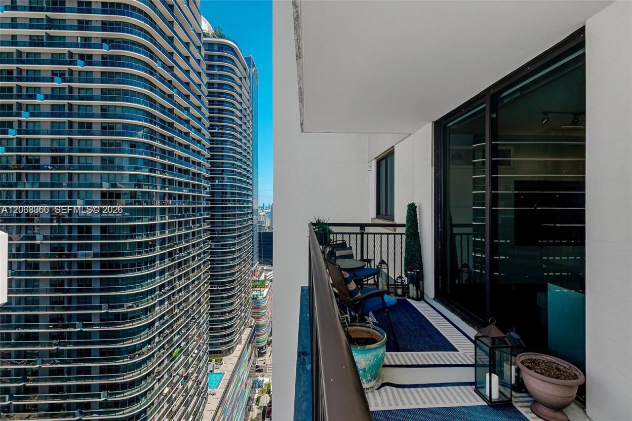 999 SW 1st Ave, Unit 3215, Miami, FL 33130 Photo