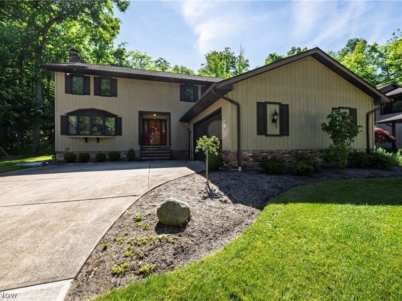 8365 Crinkleroot Clearing , Brecksville, OH 44141 Photo 2