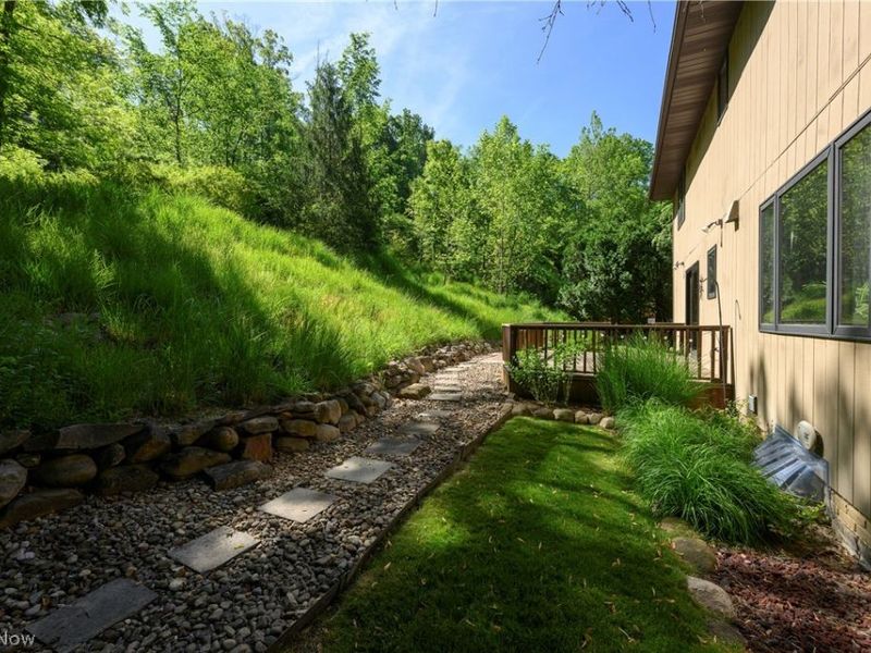 8365 Crinkleroot Clearing , Brecksville, OH 44141 Photo 4